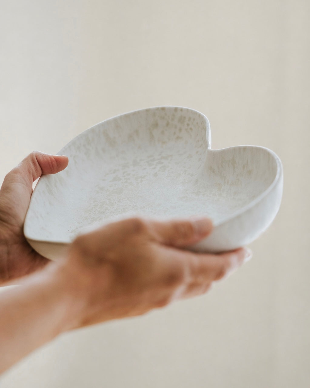 Amora Teller tief Mattweiß Creme