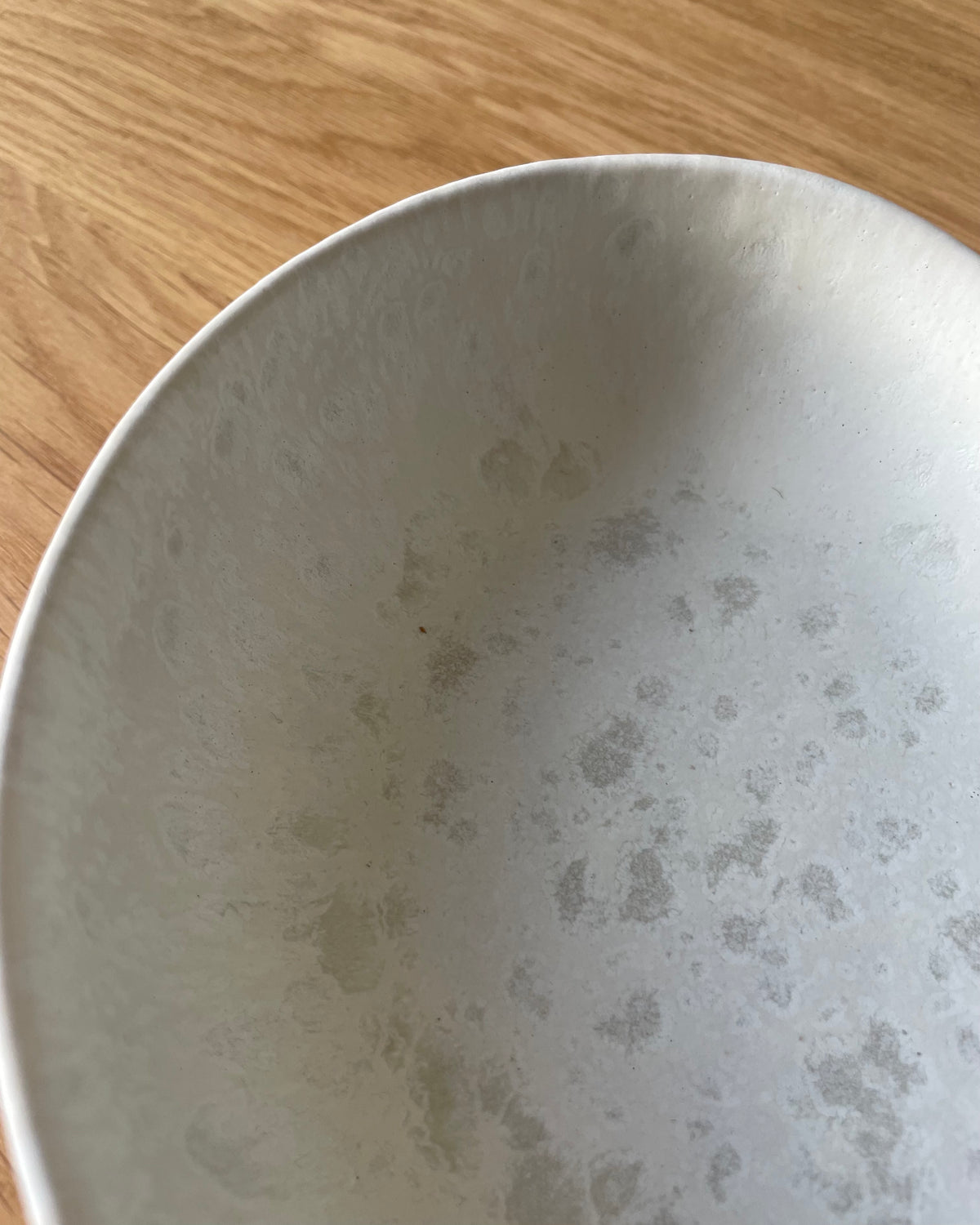 Amora Teller Mattweiss Creme Imperfections